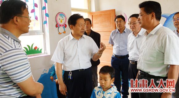 6��17�գ�ʡ�˴�ί�ḱ���Ρ����鸱�����Ч����¤�����������ͷ��Сѧ����ϸ�˽�ѧУӲ�����衢ʦ�������������׶�԰�й�����ʹ��ڵ���������