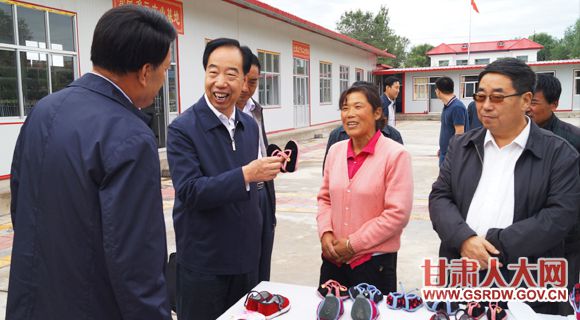 8��3����4�գ�����ʡ�˴�ί�ḱ���Ρ������Ա�ܶ����ʵ����飬�������ص���˫��������ͼΪ�ܶ�������������̨ܫ�岼Ь�����С�